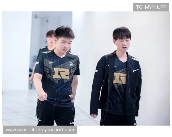 RNG与其他战队激烈对抗，rng战队强吗